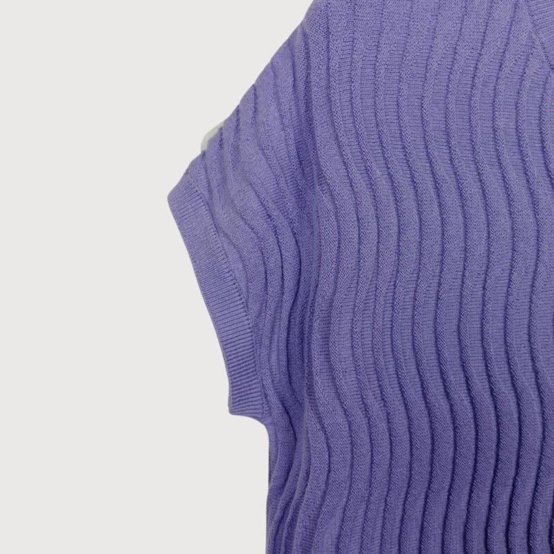 Wavy Knit V-Neck Sleeveless Sweater - Image 3